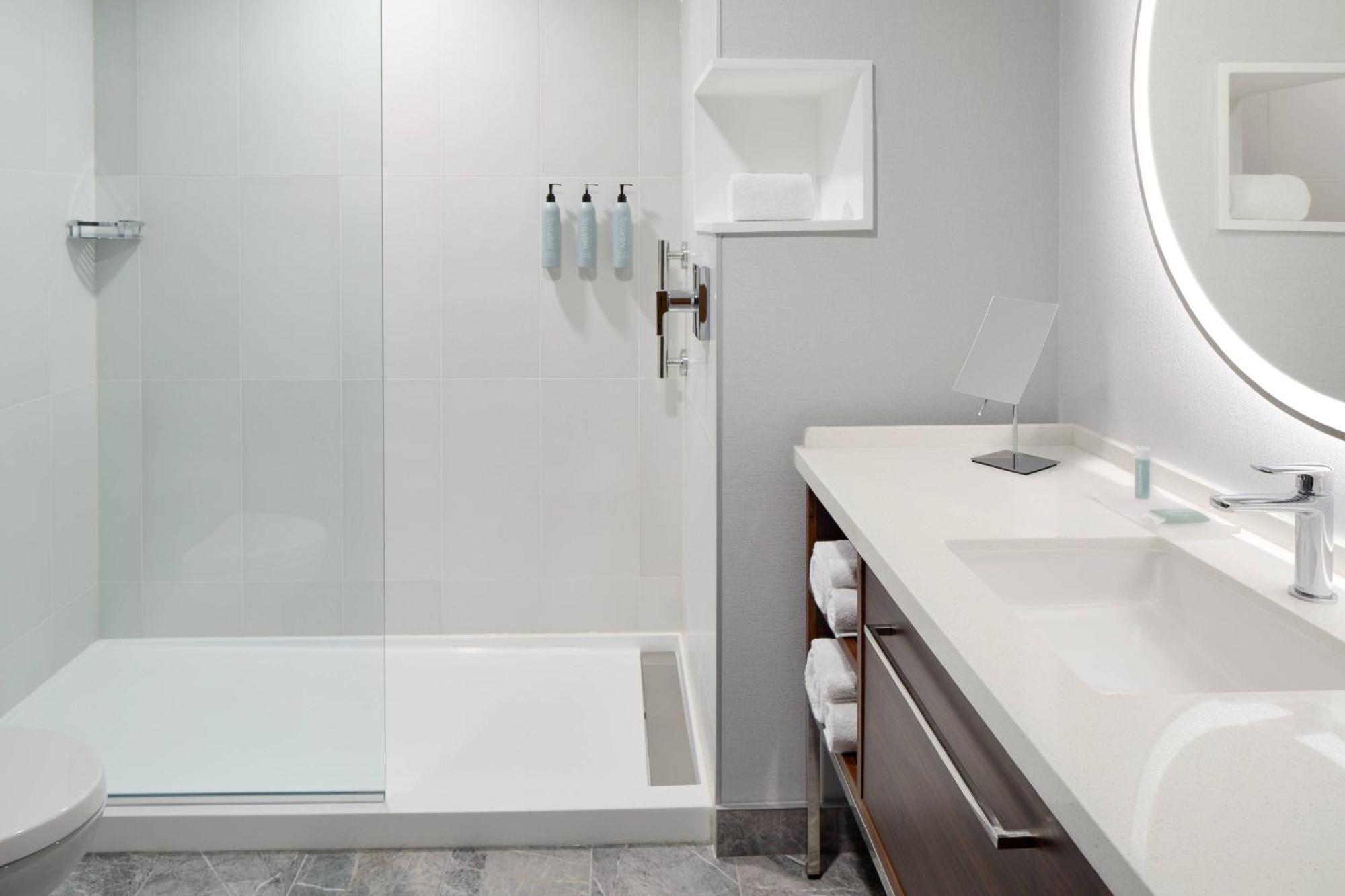 Hotel Courtyard By Marriott Montreal Laval