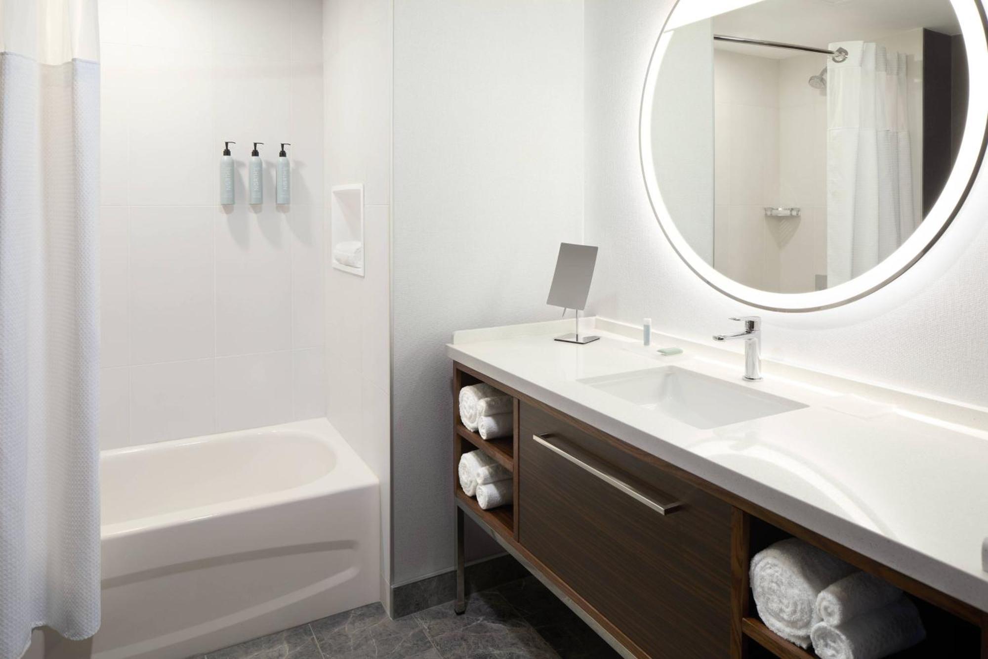 Hotel Courtyard By Marriott Montreal 4*