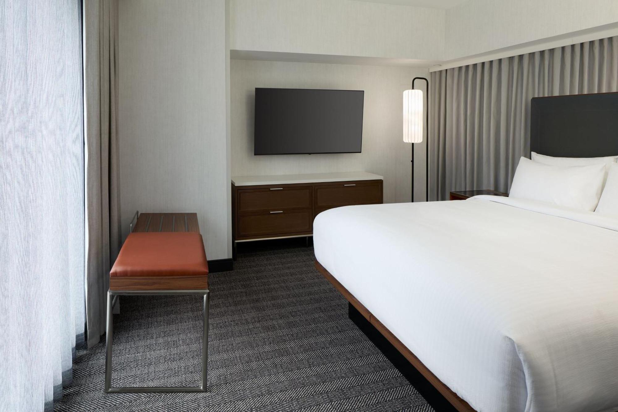 Hotel Courtyard By Marriott Montreal 4*