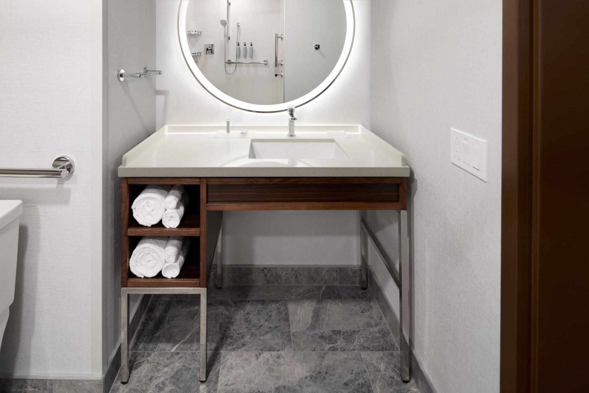 Hotel Courtyard By Marriott Montreal Laval