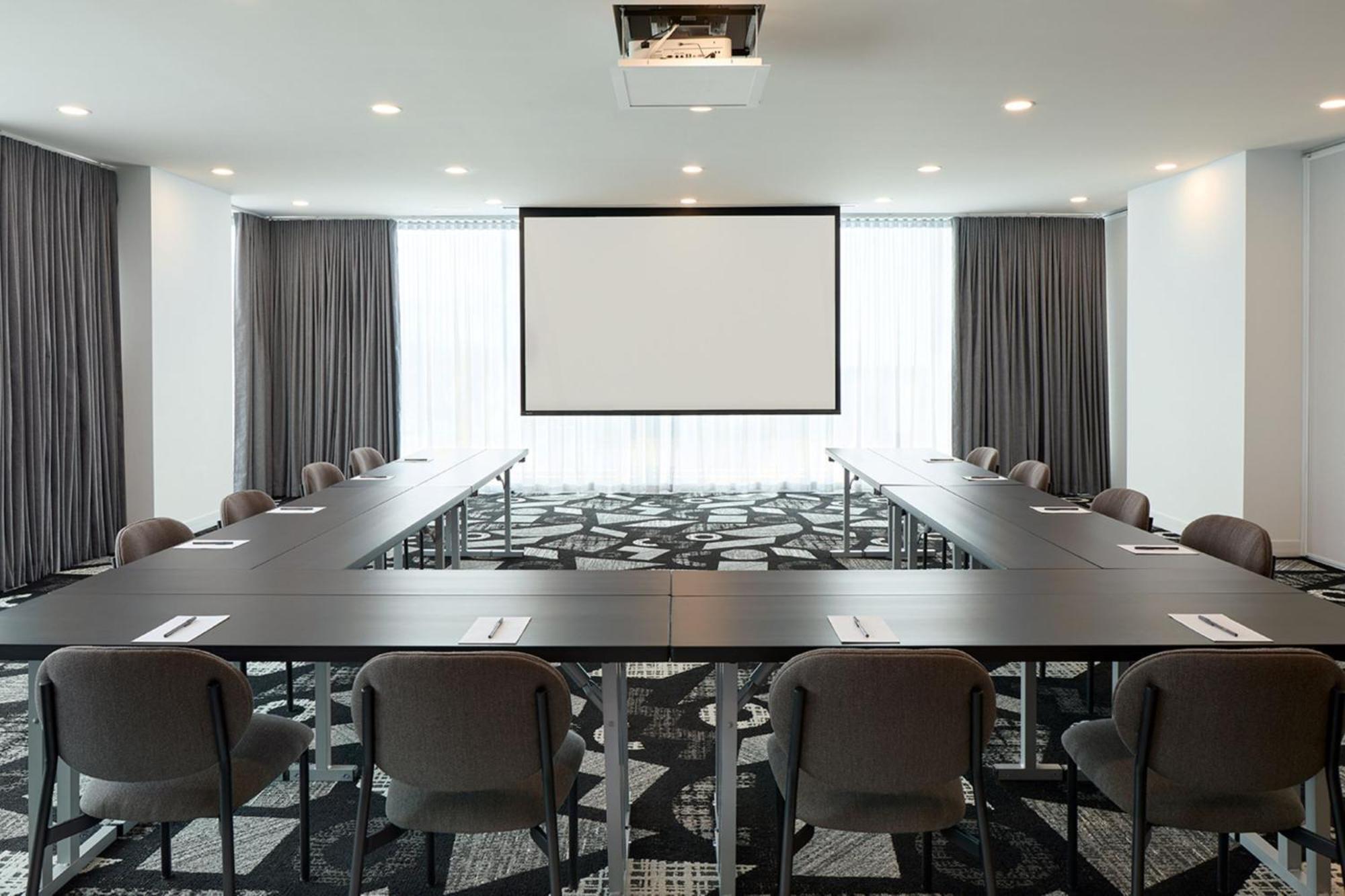Courtyard By Marriott Montreal Laval