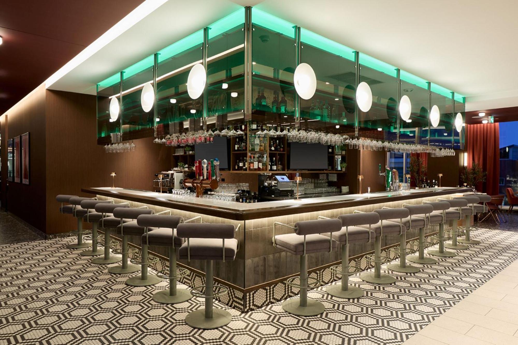 Courtyard By Marriott Montreal Hotel 4*
